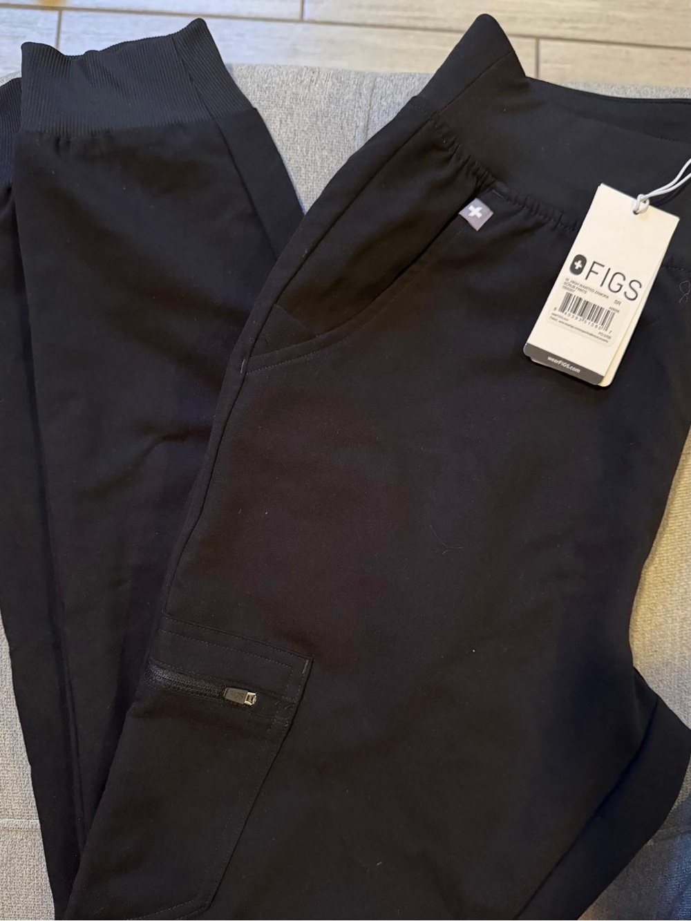 FIGS Black high waisted Zamora scrub pants Small regular NWT